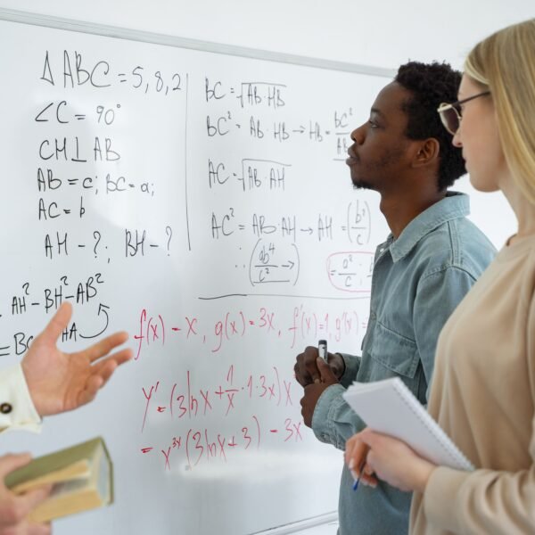 Baisse du niveau des jeunes en mathématiques : comment les écoles d’ingénieurs réinventent l’apprentissage scientifique
