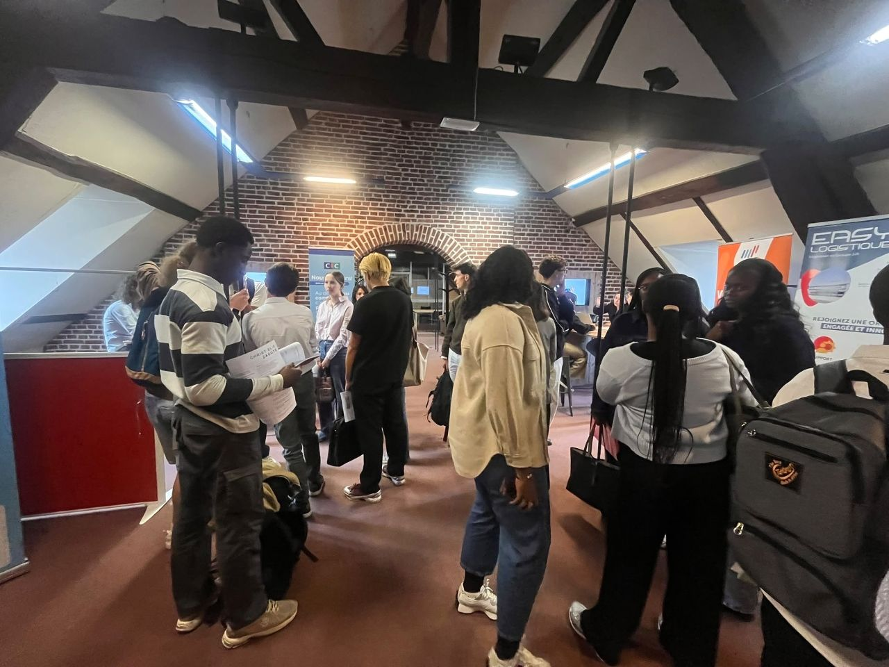 13 entreprises mobilisées, des échanges concrets et de belles perspectives pour nos étudiants : le Job Dating organisé le 1er octobre à l’ESC Amiens a été une vraie réussite !