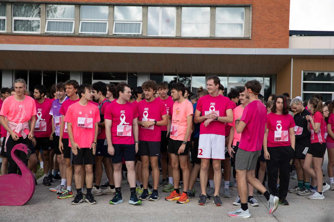 Dans le cadre d’Octobre Rose, le Bureau de l'Humanitaire (BDH) d’IMT Nord Europe, a organisé une course caritative réunissant élèves et personnels de l’école autour de la lutte contre le cancer du sein.